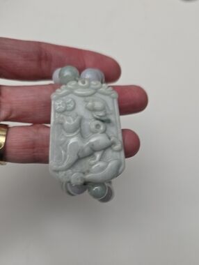 Hand-Carved Light Green Jade Motif Stretch Bracelet